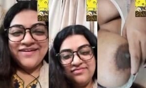 Desi Sex mms of Girl Fingering Shows big Boobs on VC